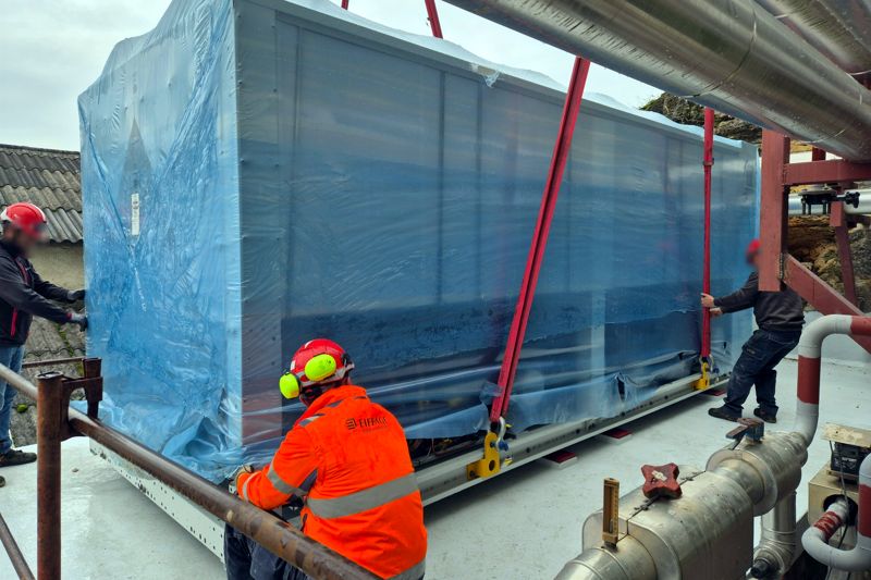 Livraison et grutage de la nouvelle pompe à chaleur sur site
